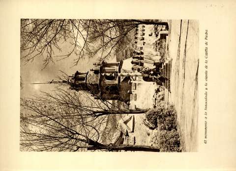El monumento a la Inmaculada y la cúpula de la Capilla de Piedra